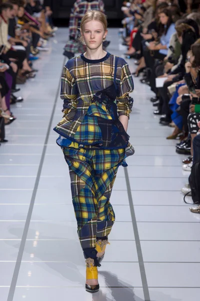 Look 32